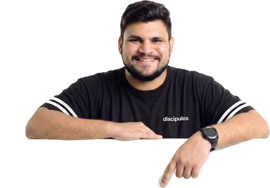 Neto apoiado na borda do quadro, apontando para o convite do grupo