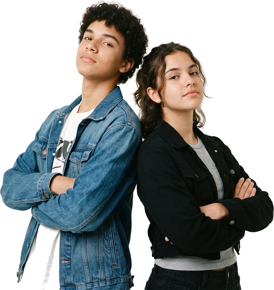 Dois adolescentes de costas um para o outro, de braços cruzados